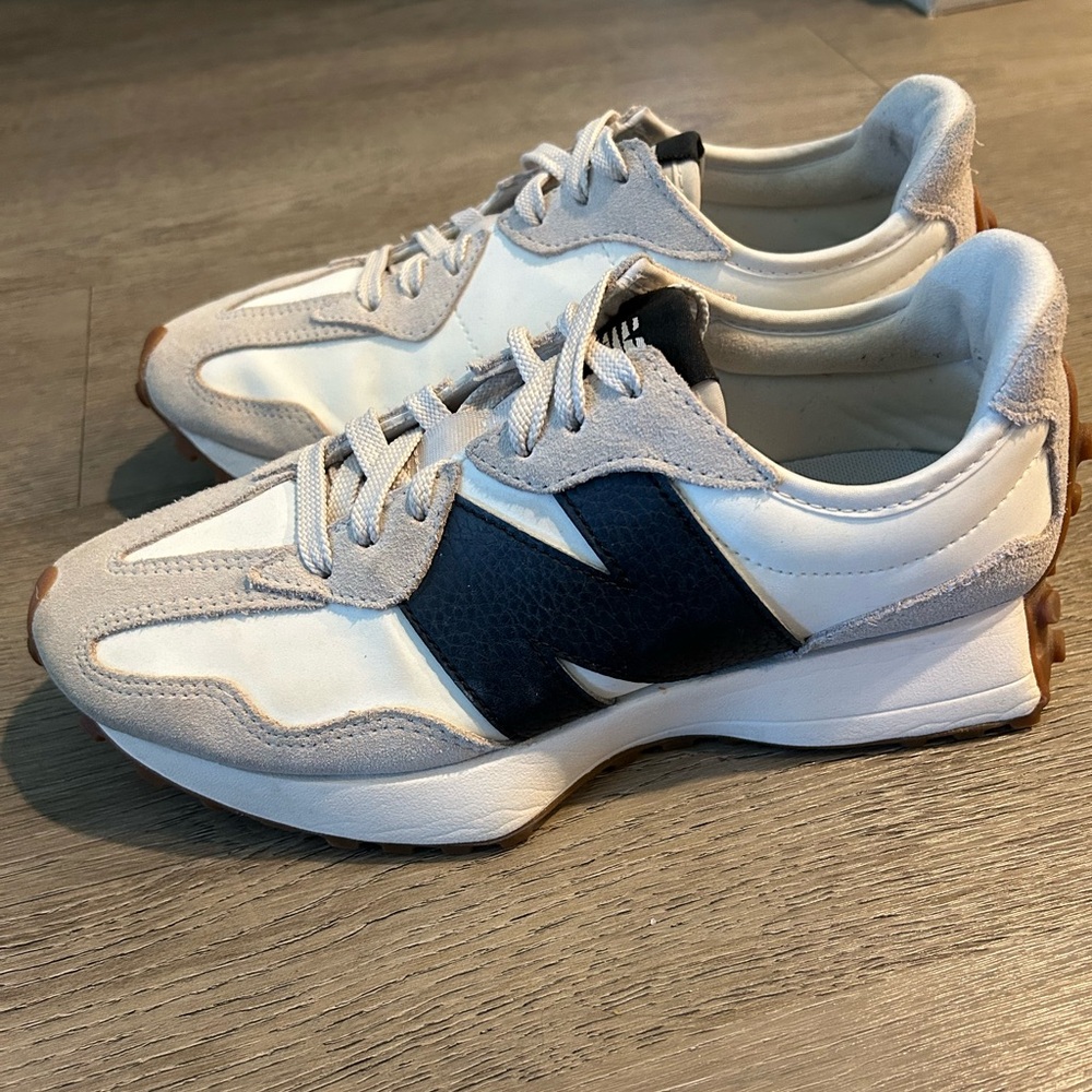 New Balance Women’s 327 Sneakers size 7